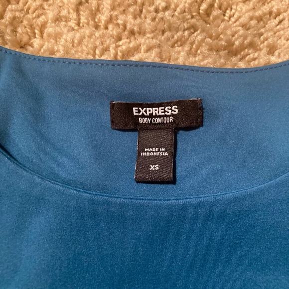 Express Body Contour Cropped Top - Picture 3 of 3